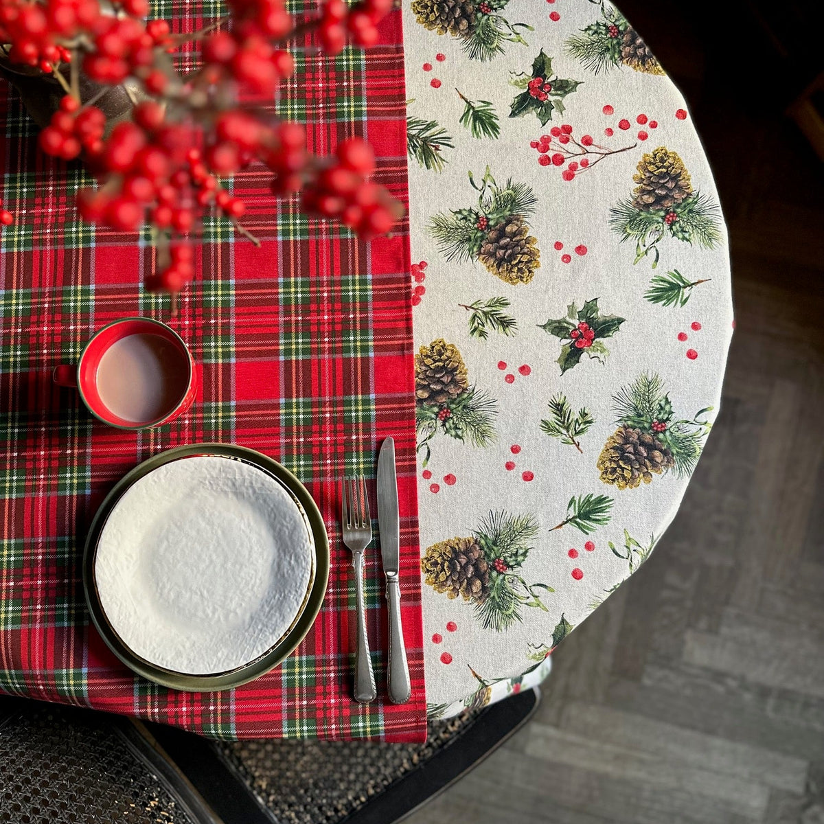 Christmas Motive Golden Pine Round Tablecloth