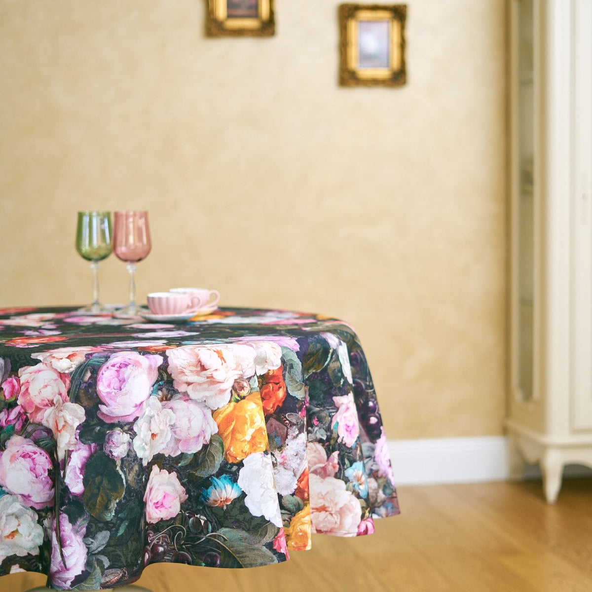 Round Tablecloth - Francine Black